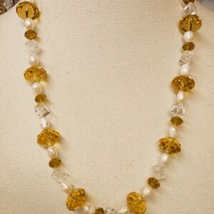 Elegant Gold and Pearl Necklace